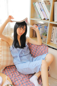 桌子上面吃饭下面用脚